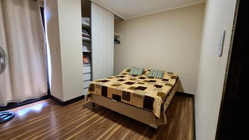 ein Schlafzimmer mit einem Bett in einem Zimmer in der Unterkunft Amplio y Cómodo Depto. 6 Personas in Salta