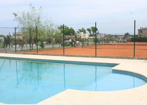 Dpto. en duplex con jacuzzi en barrio privado