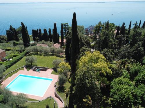 una vista aérea de una finca con piscina y cipreses en Parco Villa San Vigilio en Garda