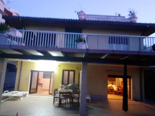 uma casa com uma varanda e uma sala de jantar em Studio with wifi at Francavilla al Mare em Francavilla al Mare