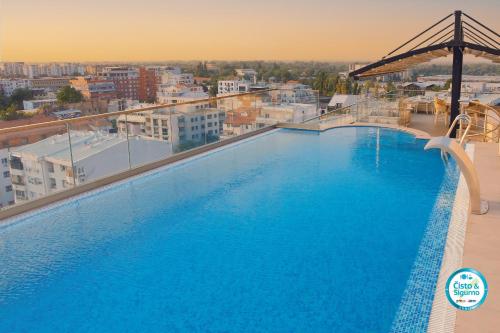 uma grande piscina no topo de um edifício em Prezident Palace Belgrade - Adults Only em Belgrado