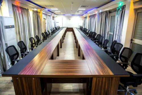 a long table in a conference room with chairs at Hotel Univers 3 Aeroport Luxe in Niamey