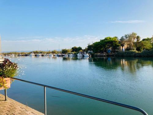 - une vue sur une rivière avec des bateaux dans l'établissement Studio avec terrasse à 300m de la plage, à Fleury