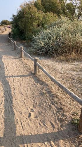 une clôture sur le côté d'un chemin de terre dans l'établissement Studio avec terrasse à 300m de la plage, à Fleury