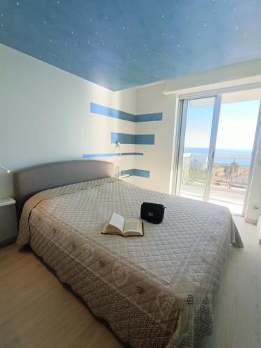 una camera da letto con un letto con due libri sopra di Belleview a Roquebrune-Cap-Martin