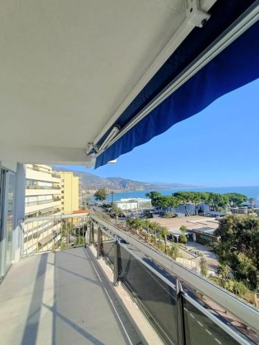 un balcón con vistas a un aparcamiento en Belleview, en Roquebrune-Cap-Martin