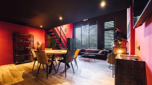 um quarto com uma mesa e cadeiras e um sofá em Oldschool Hotel em Winterswijk