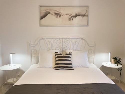 Una cama blanca con una almohada blanca y negra. en Stylish City View Apartment * Bellela *, en Korčula