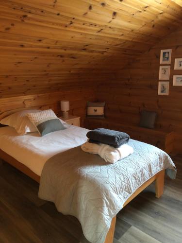 A bed or beds in a room at Chalet avec Jacuzzi et Piscine, déco soignée esprit cocooning