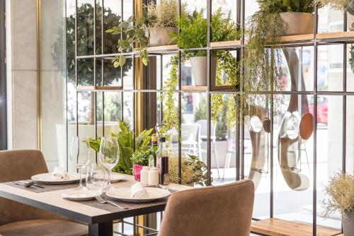 una mesa en una habitación con plantas en la pared en Catalonia Barcelona 505, en Barcelona