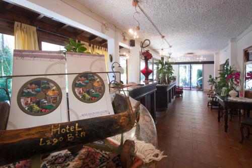 Χώρος καθιστικού στο Hotel Lago Bin