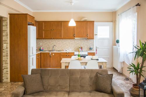 Кухня или мини-кухня в Navarino Apartment
