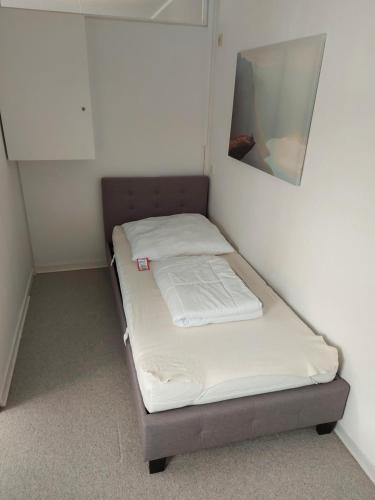 a small bed in a corner of a room at Ankerplatz in Wendtorf