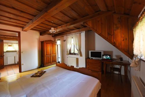 Postel nebo postele na pokoji v ubytování Domačija Šeruga Countryside hotel