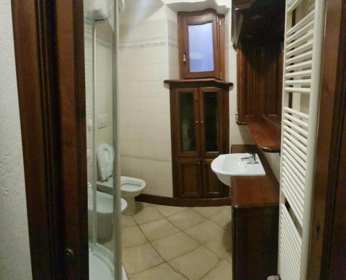 ein Bad mit einem WC, einem Waschbecken und einer Dusche in der Unterkunft Via Sacco in Aosta