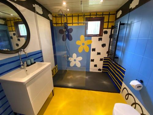 A bathroom at Kleurrijk huisje voor 5-personen op de Veluwe