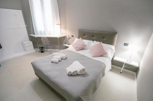 a bedroom with a bed with towels on it at Villa Calipso in Mondello