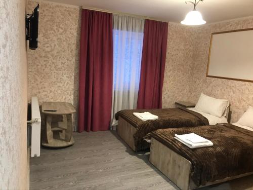 Ένα ή περισσότερα κρεβάτια σε δωμάτιο στο Good House Yaremche