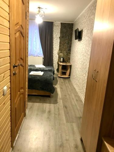 Ένα ή περισσότερα κρεβάτια σε δωμάτιο στο Good House Yaremche