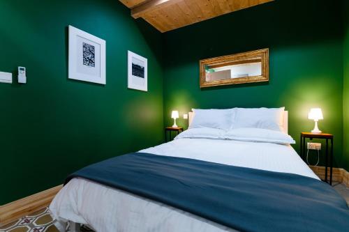 - une chambre verte avec un lit et un mur vert dans l'établissement Monreal Boutique Townhouse - R024RM5, à Paola