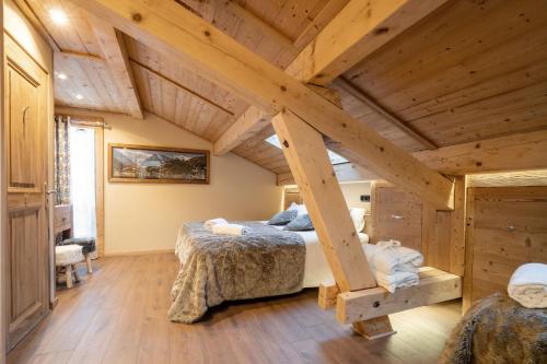 - une chambre avec 2 lits dans une pièce dotée de plafonds en bois dans l'établissement Chalet Aventure B&B Les Gets, aux Gets