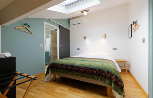 Gîtes de groupes & piscine de la Maison Bleue du Gersにあるベッド