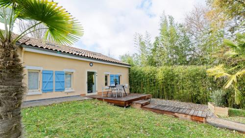 Gîtes de groupes & piscine de la Maison Bleue du Gersにある庭