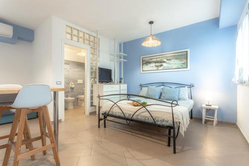 1 dormitorio con cama y pared azul en alloggio turistico VistAmare (il guardiano del faro) en Focene