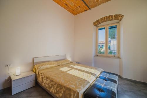 坎普码头Appartamenti Brezza Marina a Campo的一间卧室，里面有一张床和一扇窗户。