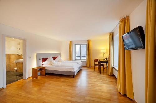 Postel nebo postele na pokoji v ubytování AKZENT Brauerei Hotel Hirsch