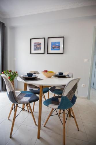 a dining room table with four chairs and a table at Casa in Centro in Nafpaktos