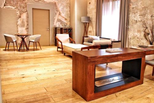 a living room with a couch and a table at Cartesiano Boutique & Wellness Hotel in Puebla