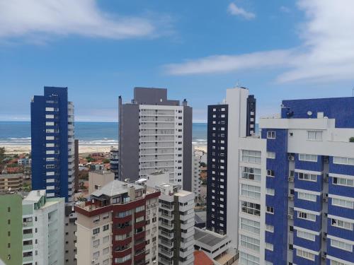 vistas a una ciudad con edificios altos en Apartamento com Vista Oceânica, en Torres