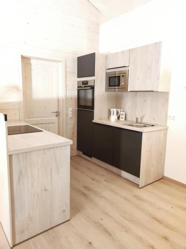 Dapur atau dapur kecil di Fuxbau Waldlounge inklusive Chiemgaukarte