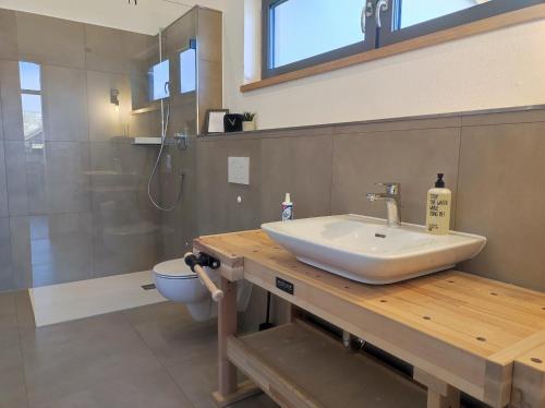 Koupelna v ubytování Fuxbau Waldlounge