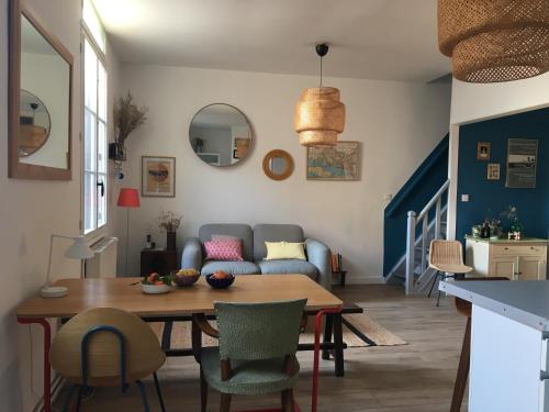 - un salon avec une table et un canapé dans l'établissement Maison avec terrasse à Arles, Provence, à Arles