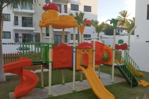 a playground in front of a building at Moderno Apartamento amueblado Full 3 habitaciones, wifi, Netflix in Santiago de los Caballeros