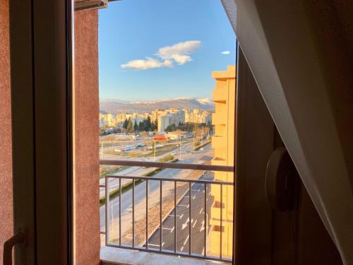 - une vue sur la ville depuis une fenêtre ouverte dans l'établissement RIO 1, à Podgorica