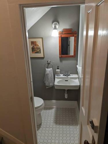 Ένα μπάνιο στο Large Bakery Apartment - Central Downtown Location