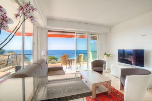een woonkamer met uitzicht op de oceaan bij IMMOGROOM- 2 bedrooms -Panoramic Sea view - Huge Terrace - Beach in Cannes