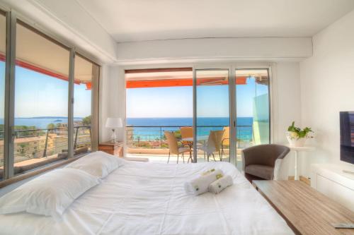 カンヌにあるIMMOGROOM- 2 bedrooms -Panoramic Sea view - Huge Terrace - Beachの海の景色を望むベッドルーム1室(大型ベッド1台付)