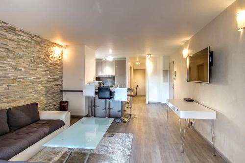 Upstays- Renovated - Wifi - Close to everything