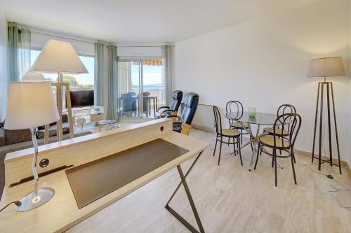 Photo de la galerie de l'établissement IMMOGROOM -Panoramic sea view terrace-2min from the beach, à Cannes