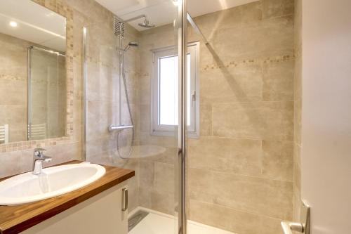 une salle de bain avec un lavabo et une douche dans l'établissement IMMOGROOM- Renovated - Wifi - Close to everything, à Cannes