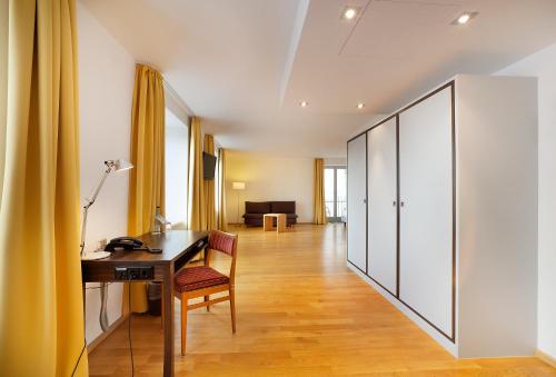 an office with a desk and a chair in a room at AKZENT Brauerei Hotel Hirsch in Ottobeuren