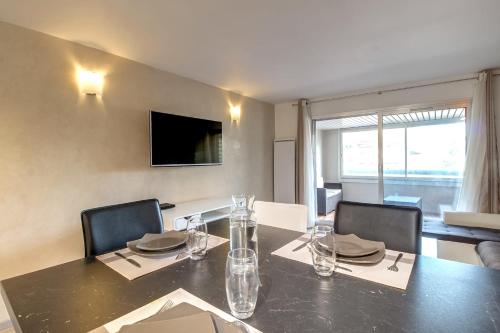 Upstays- Renovated - Wifi - Close to everything