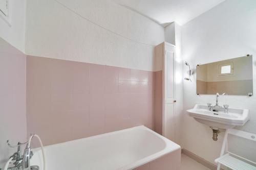 une salle de bain blanche avec un lavabo et une baignoire dans l'établissement IMMOGROOM- Close to the Palais des festivals- Wifi, à Cannes
