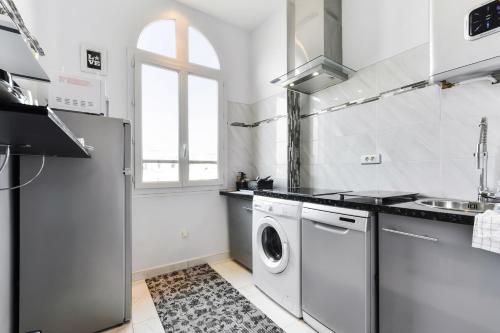 Il comprend une cuisine équipée d'un lave-linge et d'un sèche-linge. dans l'établissement IMOOGROOM - Modern - City Center - AC - 9 min from the Palais, à Cannes