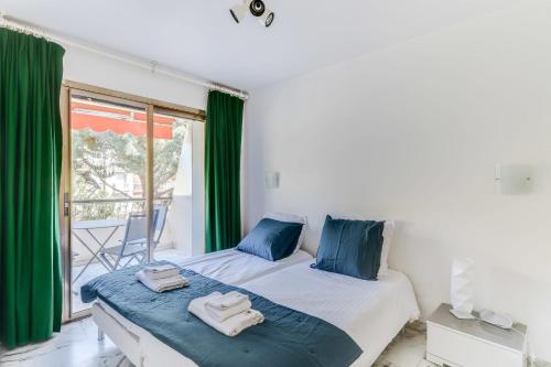 ein Schlafzimmer mit einem Bett mit Handtüchern darauf in der Unterkunft IMMOGROOM- Open view terrace - Parking - Next CROISETTE in Cannes