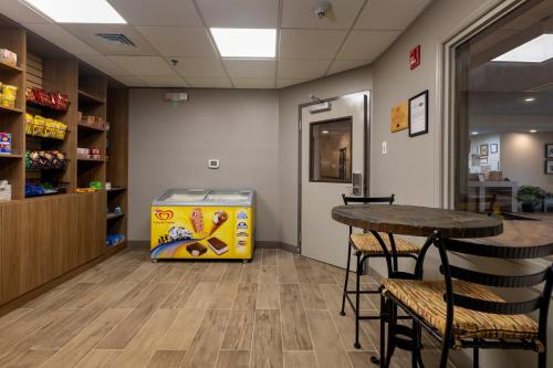 Χώρος καθιστικού στο Candlewood Suites Enterprise by IHG
